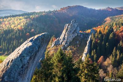 Скалы Тустани на фоне осеннего леса